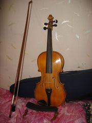 Продаю скрипку (целая) в хорошем состоянии с футляром,  смычком и ноты.